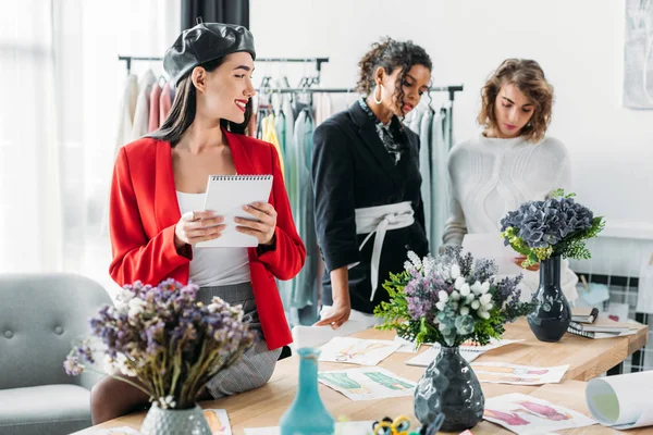 Diseñadores de moda multiétnicos trabajando juntos - foto de stock