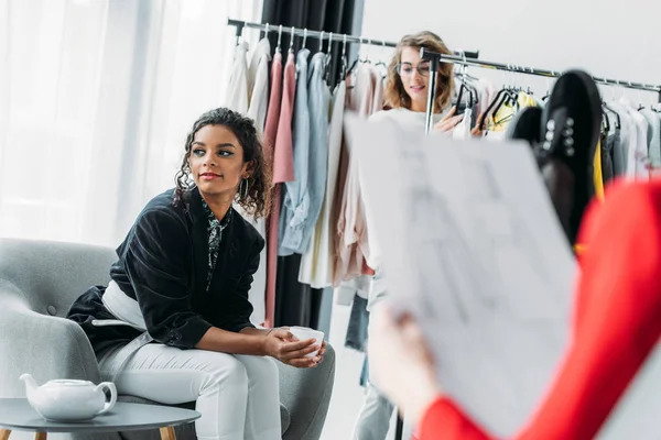 Diseñador de moda beber té - foto de stock