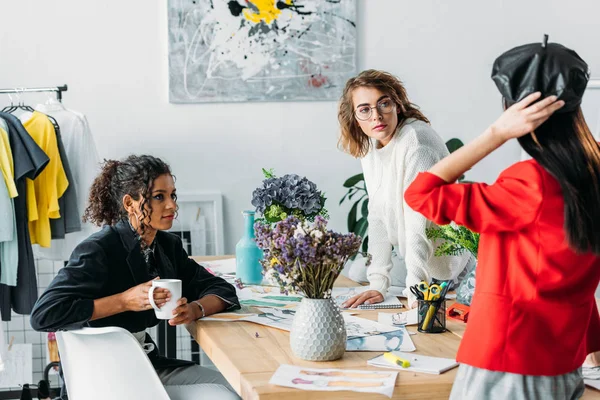 Diseñadores de moda que trabajan con bocetos - foto de stock