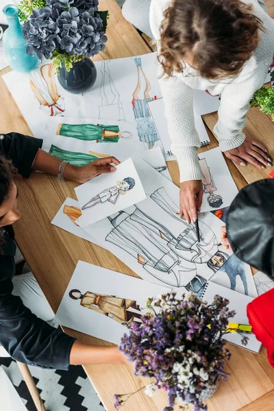 Designers de moda trabalhando com esboços — Fotografia de Stock