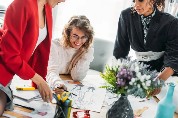 Designers de mode travaillant avec des croquis — Photo de stock