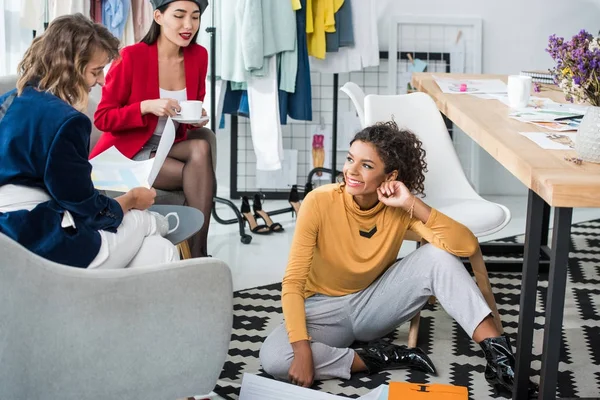 Diseñadores de moda multiétnicos trabajando juntos - foto de stock