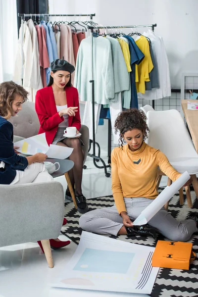 Diseñadores de moda multiétnicos trabajando juntos - foto de stock