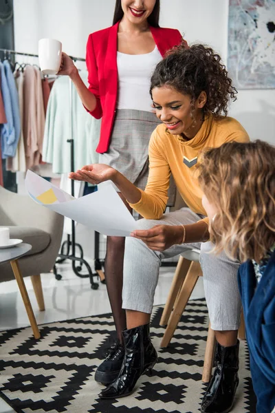 Diseñadores de moda multiétnicos trabajando juntos - foto de stock