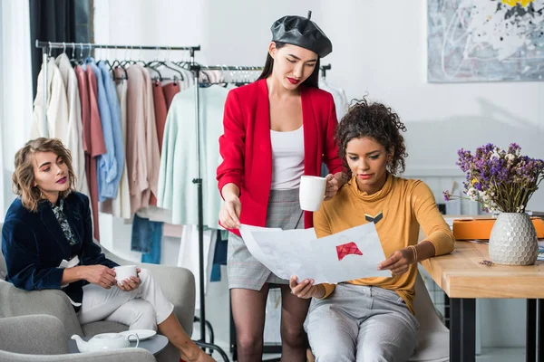 Diseñadores de moda que trabajan con bocetos - foto de stock