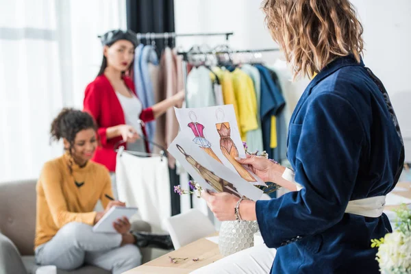 Créateur de mode avec des croquis — Photo de stock