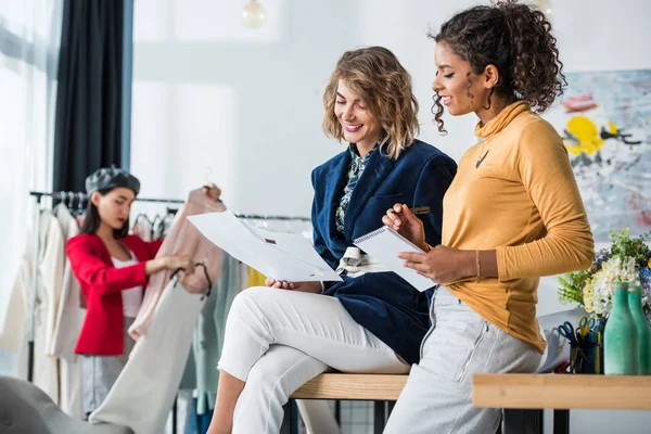Модельеры, работающие с эскизами — Stock Photo