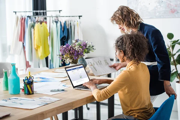 Diseñadores de moda que trabajan con portátil - foto de stock