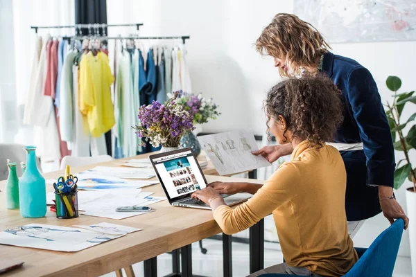 Diseñadores de moda que trabajan con portátil - foto de stock