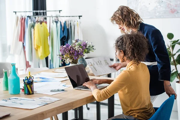 Stilisti che lavorano con il computer portatile — Foto stock