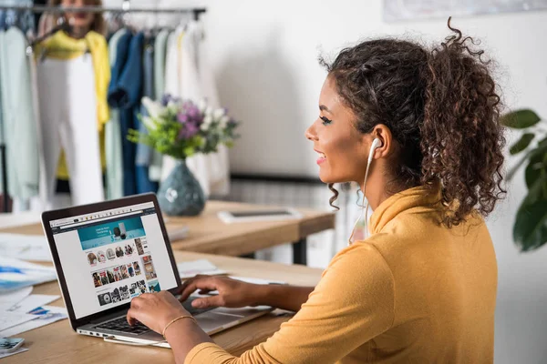 Femme afro-américaine en utilisant un ordinateur portable — Photo de stock