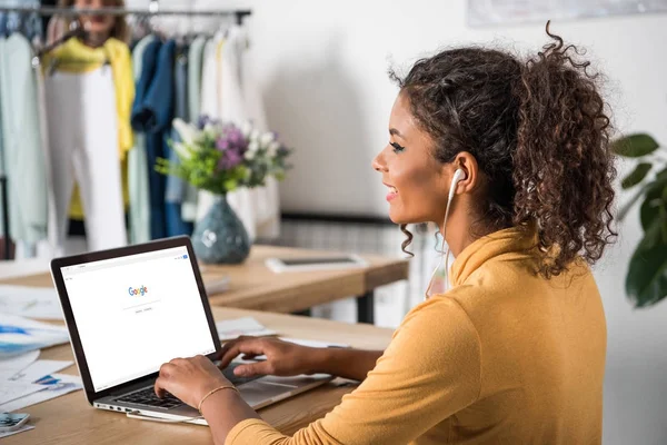 Mujer afroamericana usando computadora portátil - foto de stock