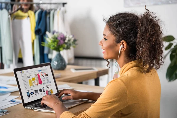 Mujer afroamericana usando computadora portátil - foto de stock