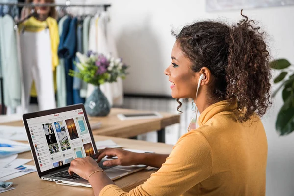 African american woman using laptop — Stock Photo