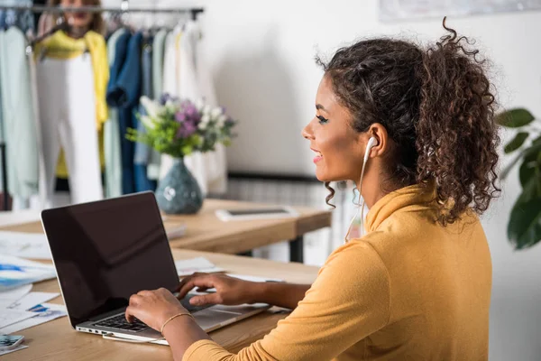 African american woman using laptop — Stock Photo