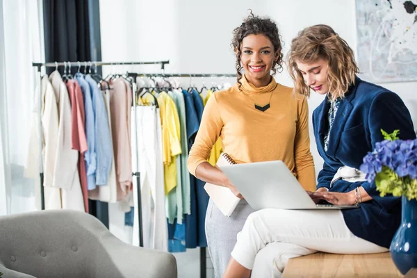 Diseñadores de moda que trabajan con portátil - foto de stock