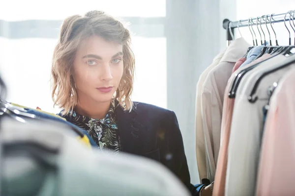 Créateur de mode avec des vêtements — Photo de stock