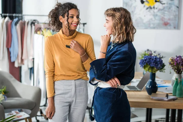 Diseñadores de moda multiétnicos hablando - foto de stock