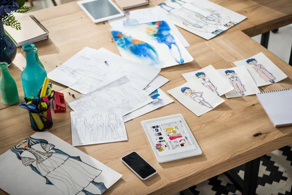 Digital devices and sketches on table — Stock Photo