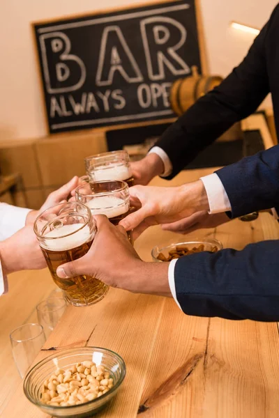 Empresarios bebiendo cerveza - foto de stock