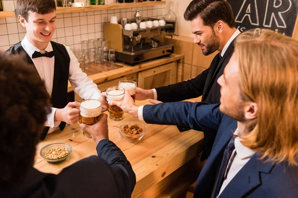 Uomini d'affari che bevono birra al bar — Foto stock