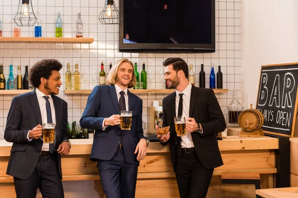 Hommes d'affaires buvant de la bière au bar — Photo de stock