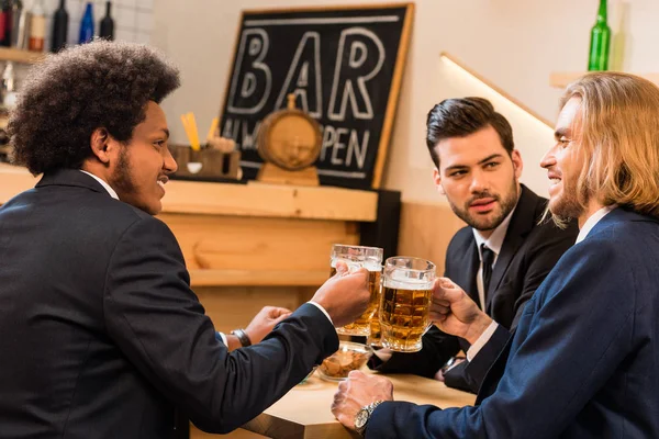 Empresários que bebem cerveja no bar — Fotografia de Stock