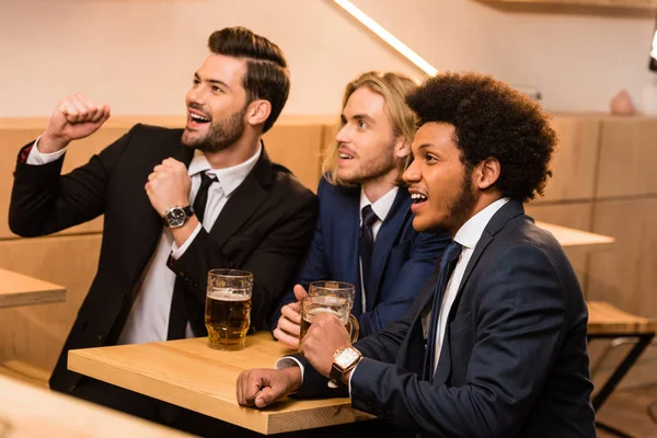 Hommes d'affaires buvant de la bière au bar — Photo de stock