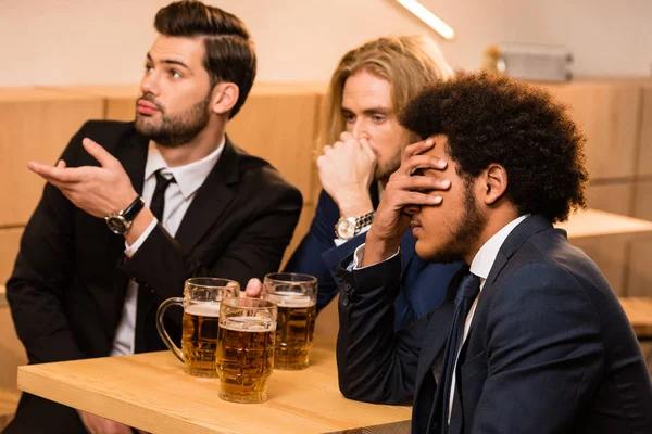 Uomini d'affari che bevono birra al bar — Foto stock