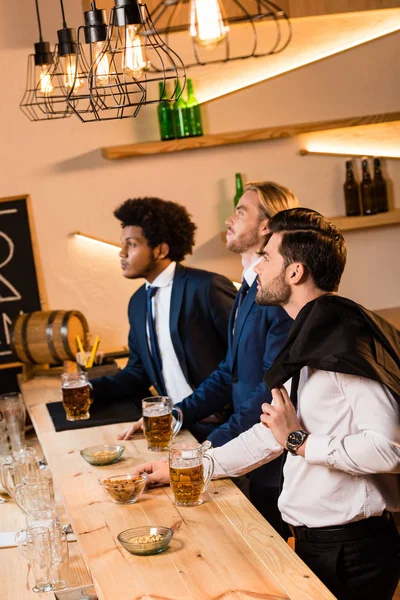 Бізнесмени п'ють пиво в барі — Stock Photo
