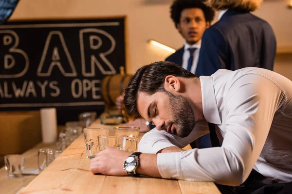 Drunk businessman in bar — Stock Photo