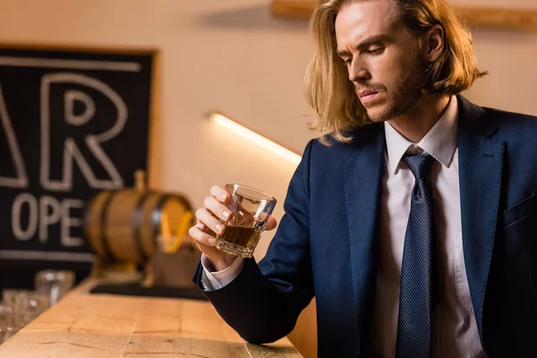 Homem de negócios bebendo uísque no bar — Fotografia de Stock