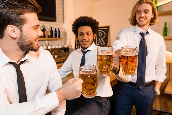 Hommes d'affaires buvant de la bière au bar — Photo de stock