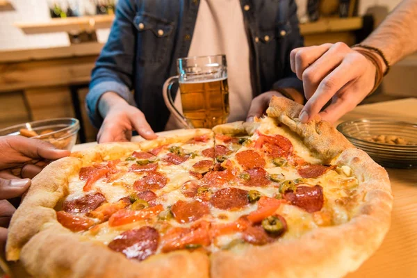Uomini che mangiano pizza — Foto stock