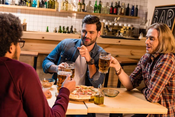 Amis avec pizza et bière au bar — Photo de stock