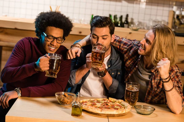 Amis avec pizza et bière au bar — Photo de stock