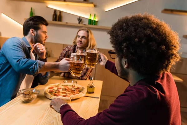 Amici con pizza e birra al bar — Foto stock