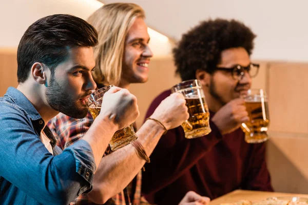 Amici che bevono birra — Foto stock