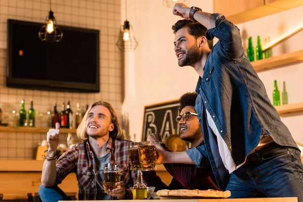 Amigos assistindo jogo de futebol no bar — Fotografia de Stock