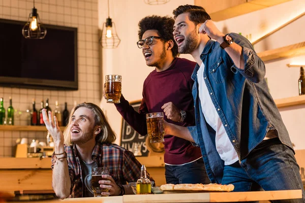 Freunde beobachten Match in Bar — Stockfoto