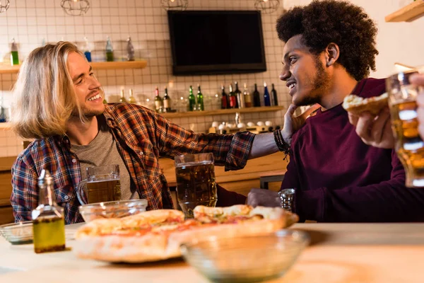 Amigos bebiendo cerveza en el bar — Stock Photo