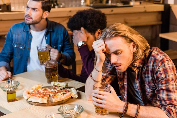 Amis avec pizza et bière au bar — Photo de stock
