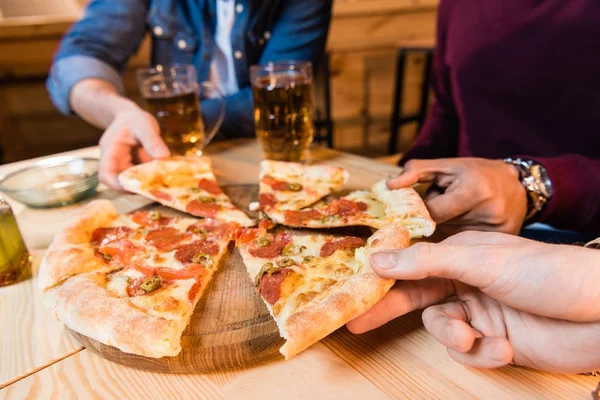 Hommes mangeant de la pizza — Photo de stock