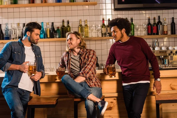 Amis boire de la bière au bar — Photo de stock