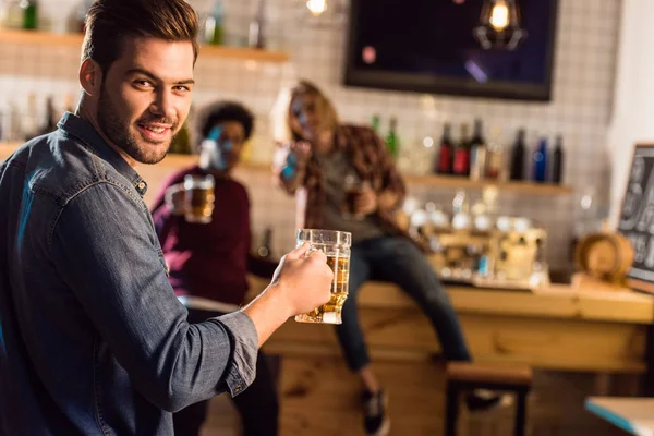 Hombre con cerveza en el bar - foto de stock
