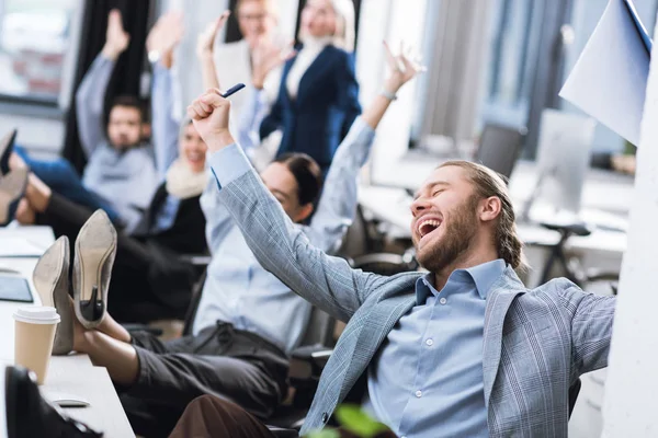 Empresário animado no local de trabalho — Fotografia de Stock