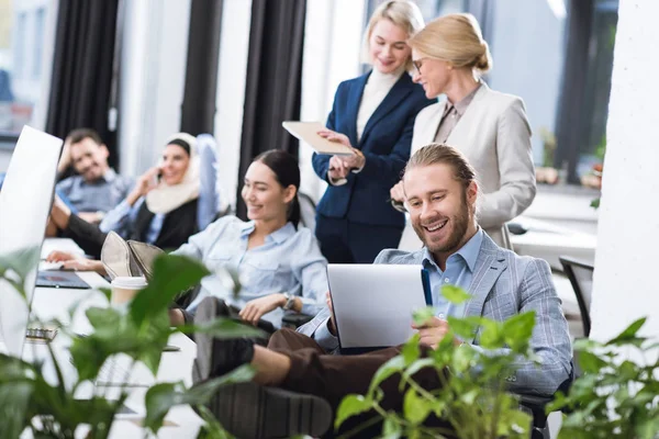 Hommes d'affaires au bureau — Photo de stock