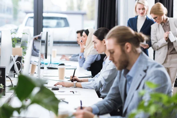 Multikulturelle Geschäftsleute — Stockfoto