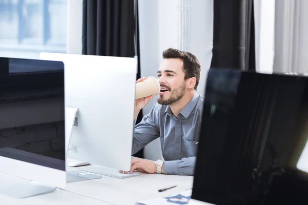 Businessman drinking coffee — Stock Photo