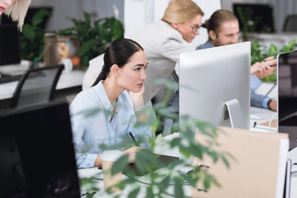 Asiática empresária no local de trabalho — Fotografia de Stock